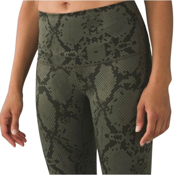 LULULEMON ATHLETICA Wunder Under Crop (Hi-Rise) Full-On Luon Size 12 - Picture 3 of 5